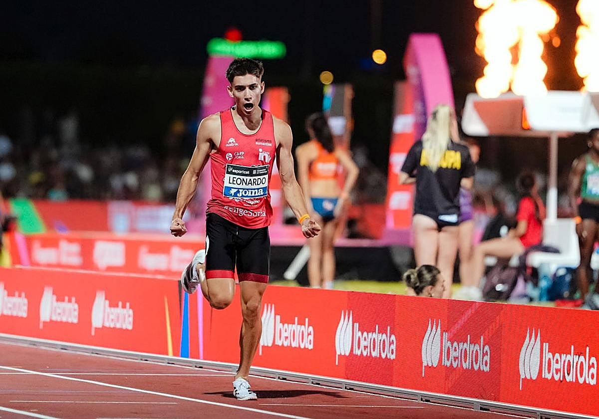 Leonardo celebra eufórico la medalla al cruzar la línea de meta.