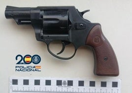 Arma de fogueo intervenida por la Policía Nacional.