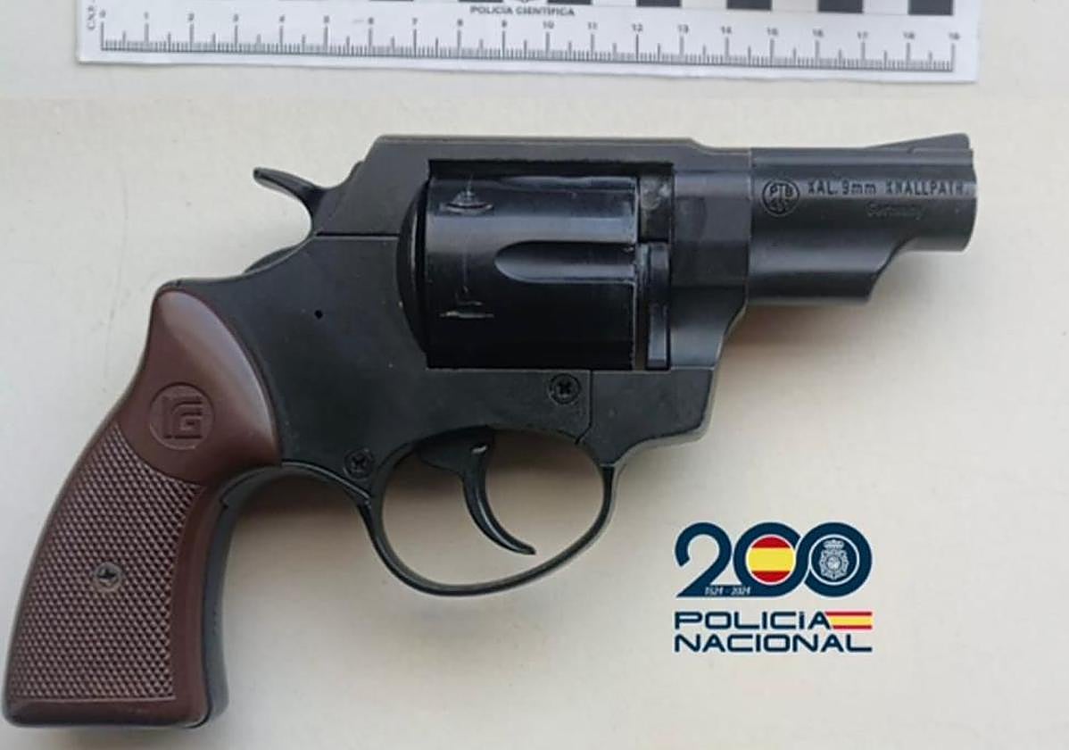 Arma de fogueo intervenida por la Policía Nacional.