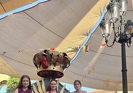 La reina y sus damas durante las fiestas del pasado mes de junio