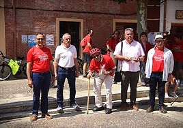 El veterano vecino Javier Collazos, en el centro, junto a Enrique Codesal en el acto de sus reconocimientos