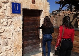 Dos jóvenes acceden a un alojamiento rural en la provincia de Segovia.