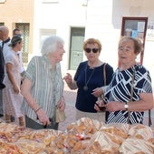 El público, ante uno de dulces artesanales, recorre los puestos de la feria celebrada en Baltanás.