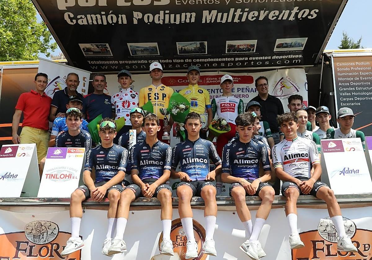 Podio de ganadores, con Álvaro Sansano de amarillo, en el centro.