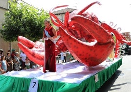 La reina de la fiesta desfila junto a la carroza del cangrejo.
