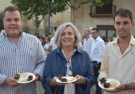El alcalde de CIgales, Jaime Rodriguez, la pregonera Nieves Caballero y el concejal de Festejos, Pablo Centeno.