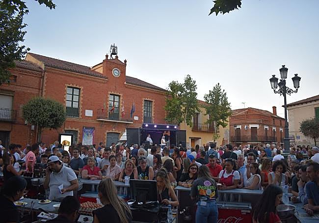 Feria de la Morcilla y el Vino celebrada en la Plaza Mayor de Cigales.
