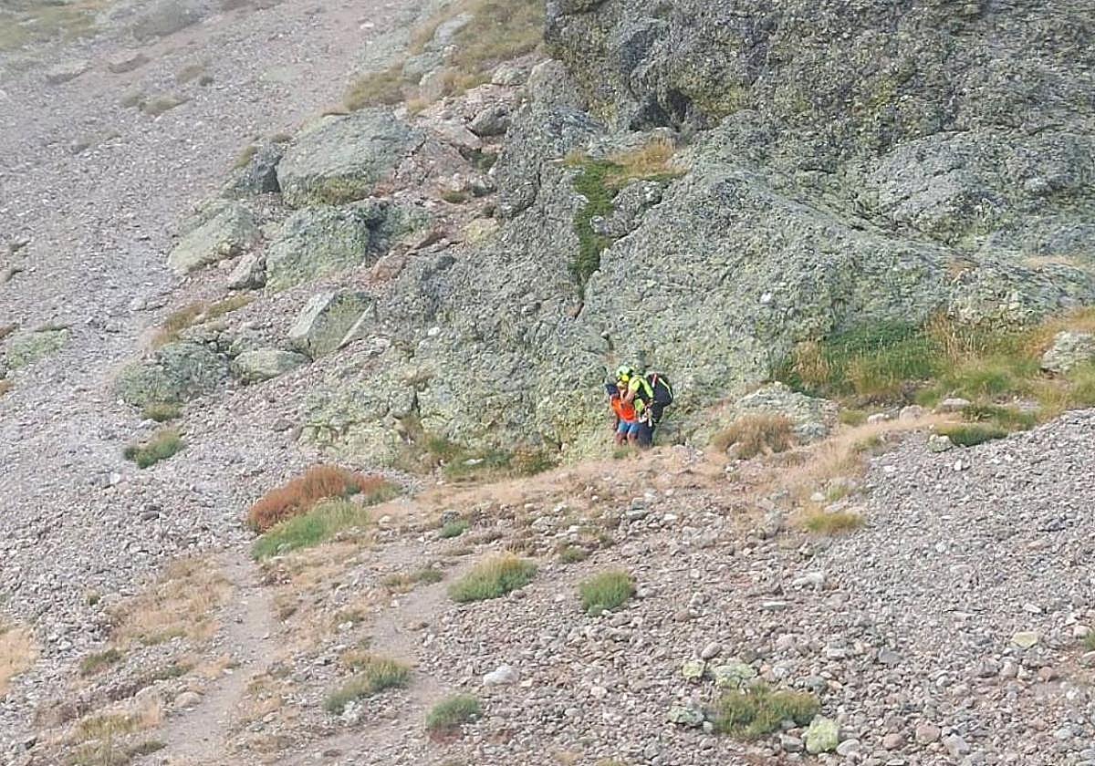 Moomento del rescate al montañero en el pico Curavacas, el sábado por la tarde.