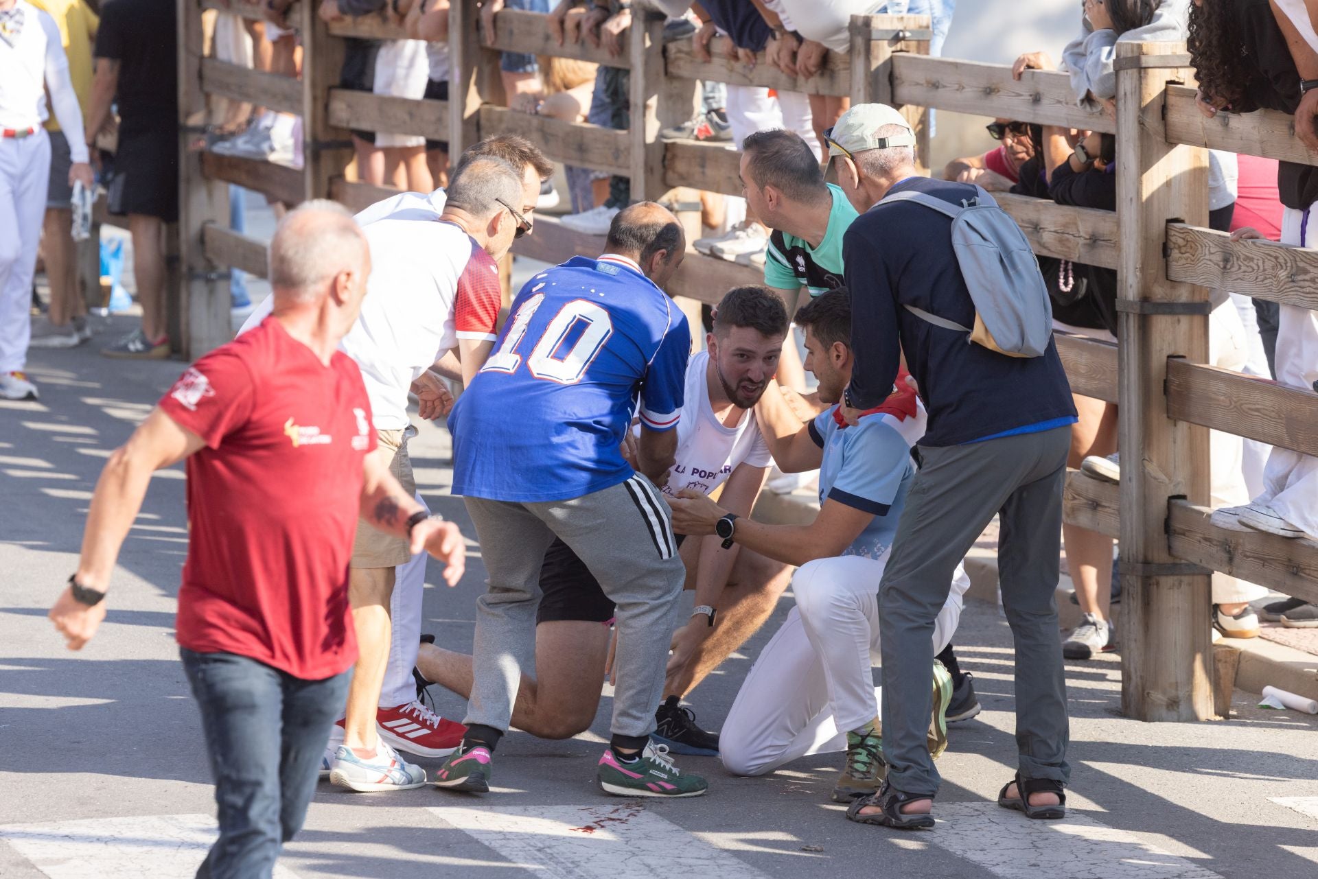 Atienden a uno de los heridos del cuarto encierro de Íscar.