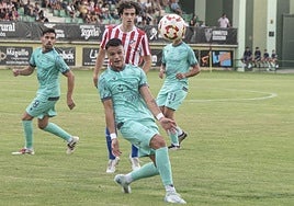 Álex Castro trata de controlar un balón en el partido de este sábado contra el Atlético de Madrid B.