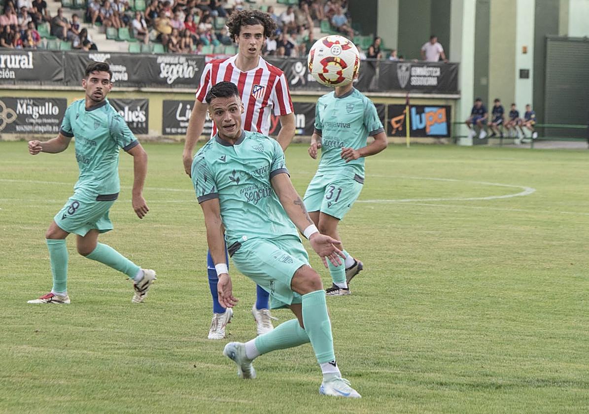 Álex Castro trata de controlar un balón en el partido de este sábado contra el Atlético de Madrid B.