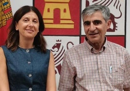 El nuevo jefe del Servicio Territorial de Sanidad, Francisco Javier Tejedor, con la delegada de la Junta.