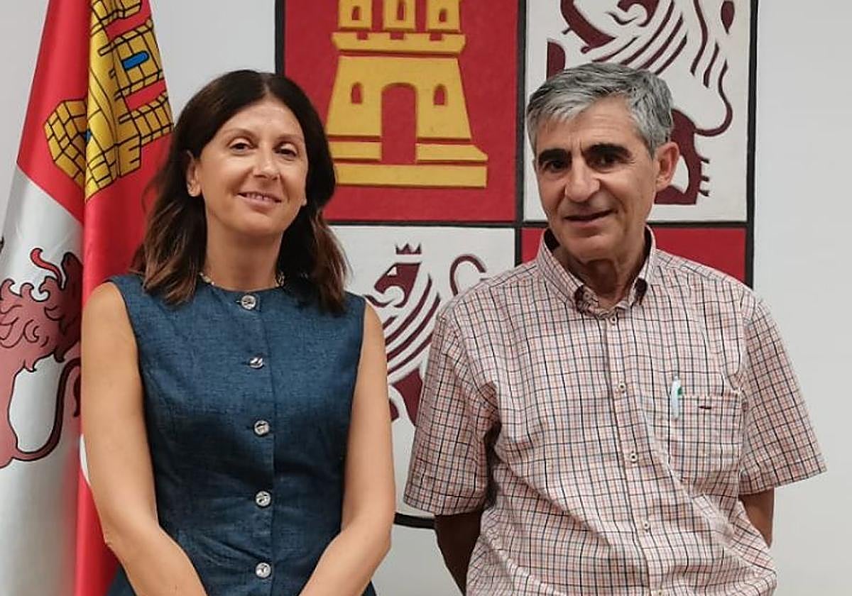 El nuevo jefe del Servicio Territorial de Sanidad, Francisco Javier Tejedor, con la delegada de la Junta.