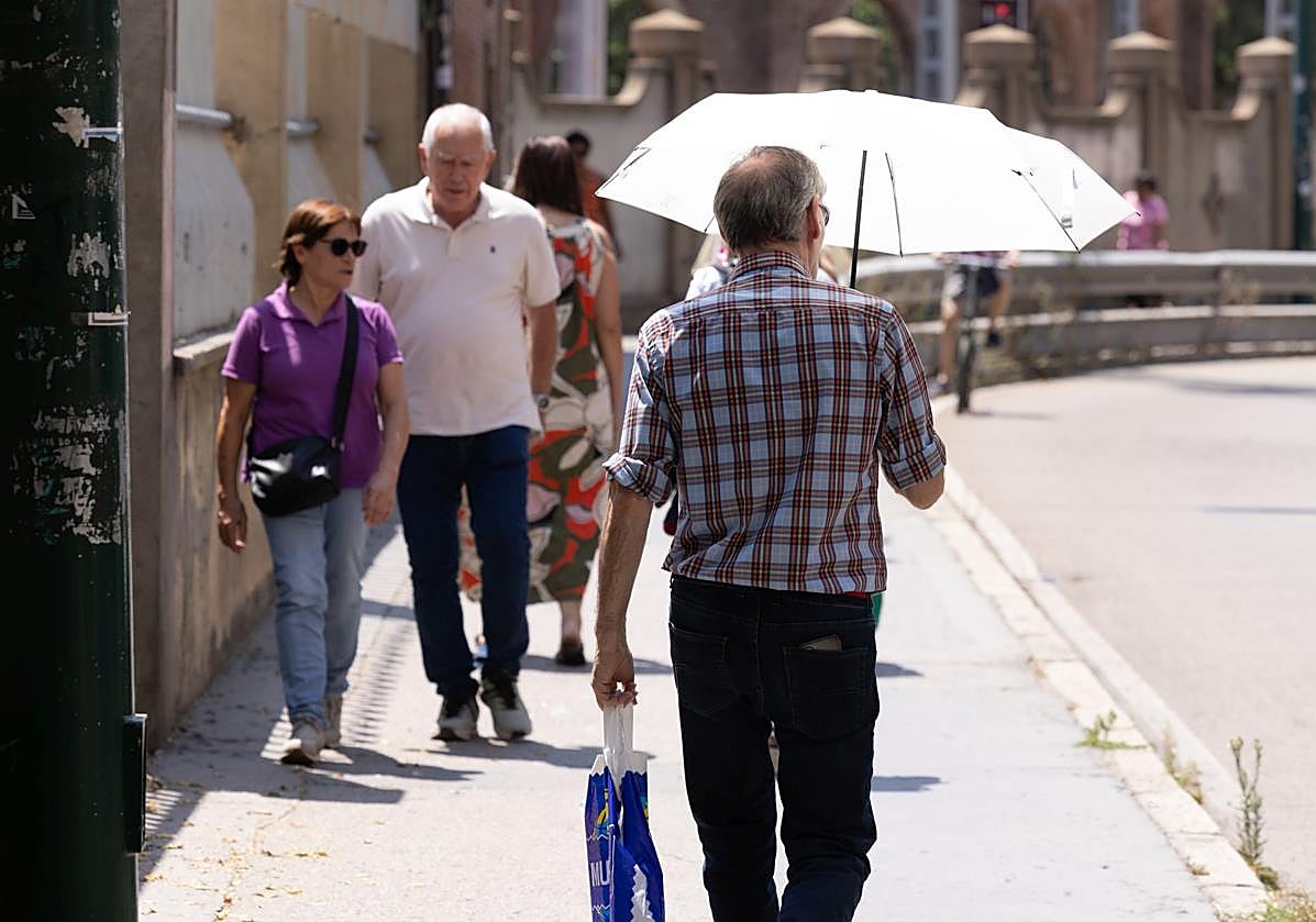 Un hombre se protege del sol con un paraguas, hace unos días en Valladolid.