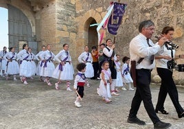 Integrantes del grupo local Nuevas Raíces, con los músicos de La Charambita de Villanubla