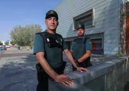 Los guardias civiles José Manuel M. e Ismael N., en las puertas del Río Hortega, después de trasladar de urgencia a un niño atropellado.