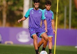 Mohamed Jaouab, con el balón, en su primer entrenamiento con el Real Valladolid.