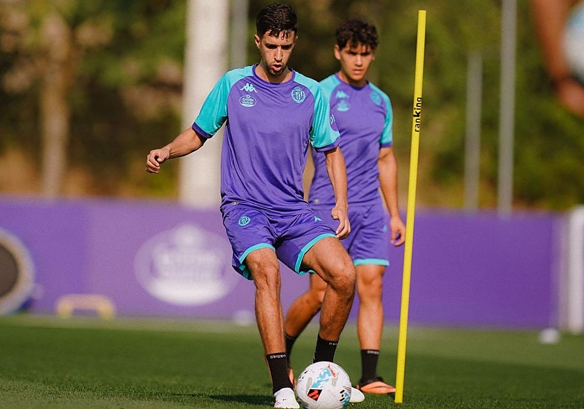 Mohamed Jaouab, con el balón, en su primer entrenamiento con el Real Valladolid.