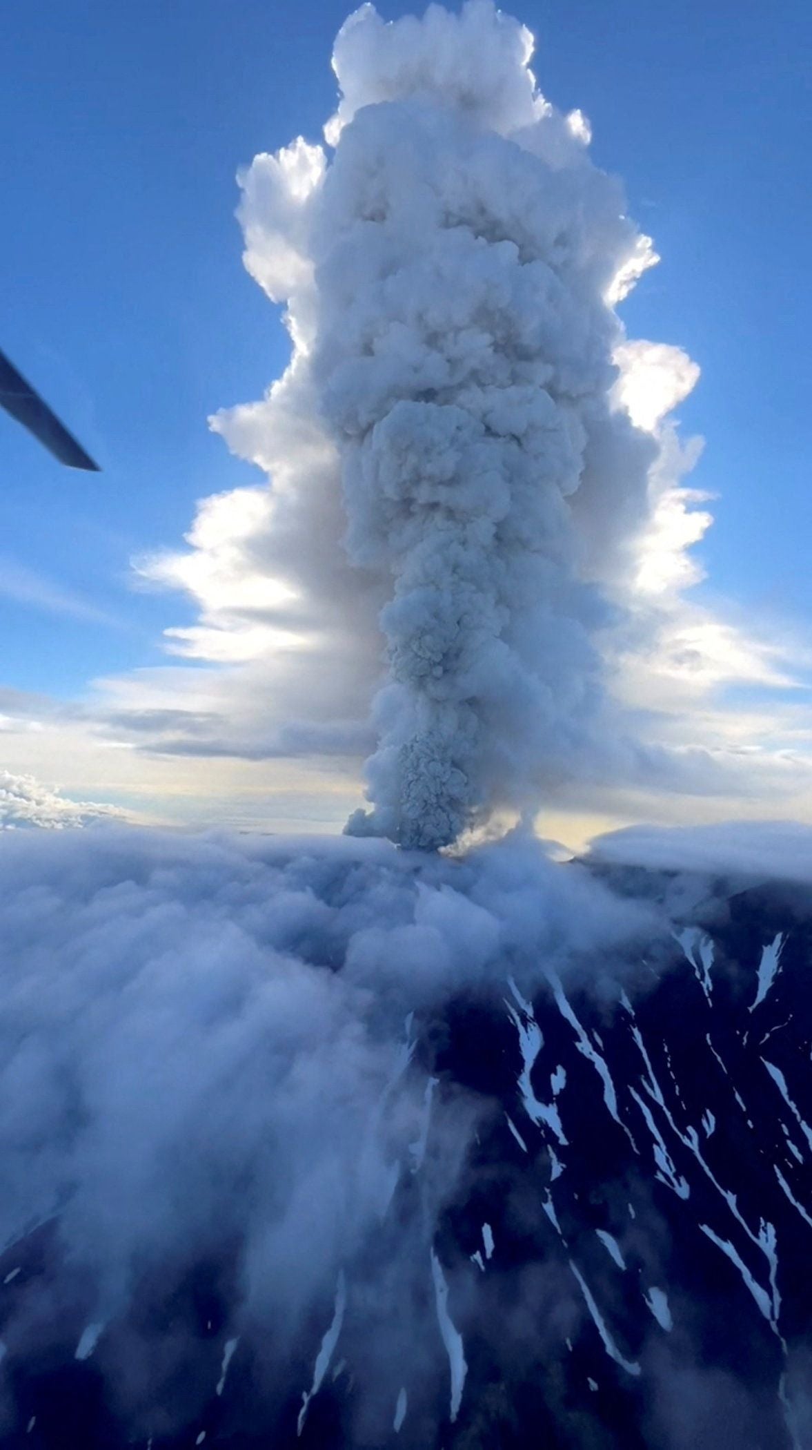 Las impresionantes imágenes de los volcanes en erupción de Rusia e Indonesia