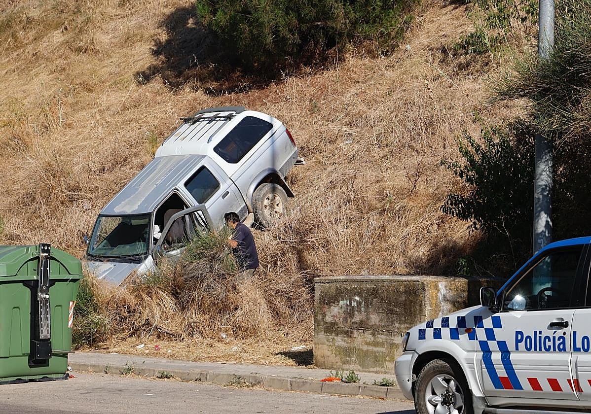 Vehículo caído desde la pasarela tras el accidente.