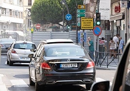 Varios coches circulan por la Bajada de la Libertad, donde se ha cortado un carril.