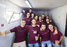Una de las casetas de las peñas de La Seca, con sus integrantes en el interior.