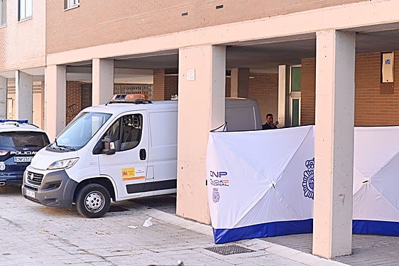 Presencia policial y de los forenses en la calle Sisón hace un año tras el hallazgo del cadáver de Mónica Álvarez.