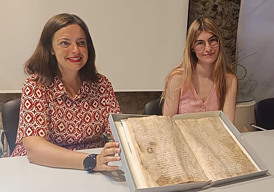 Maite Sánchez y Lucía Velasco presentan el documento restaurado.