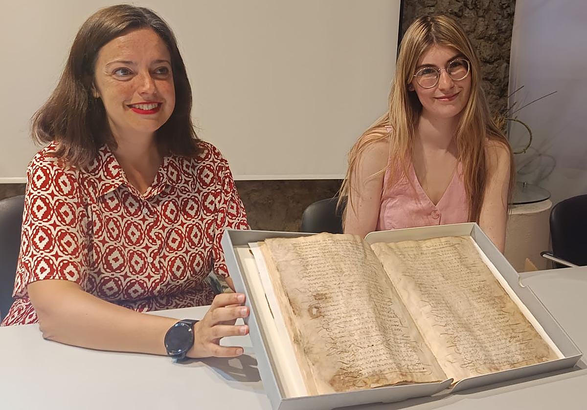 Maite Sánchez y Lucía Velasco presentan el documento restaurado.