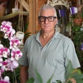 José Antonio García, propietario de la Floristería Azahar, posa dentro de la tienda.