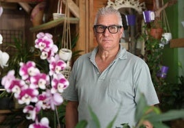 José Antonio García, propietario de la Floristería Azahar, posa dentro de la tienda.