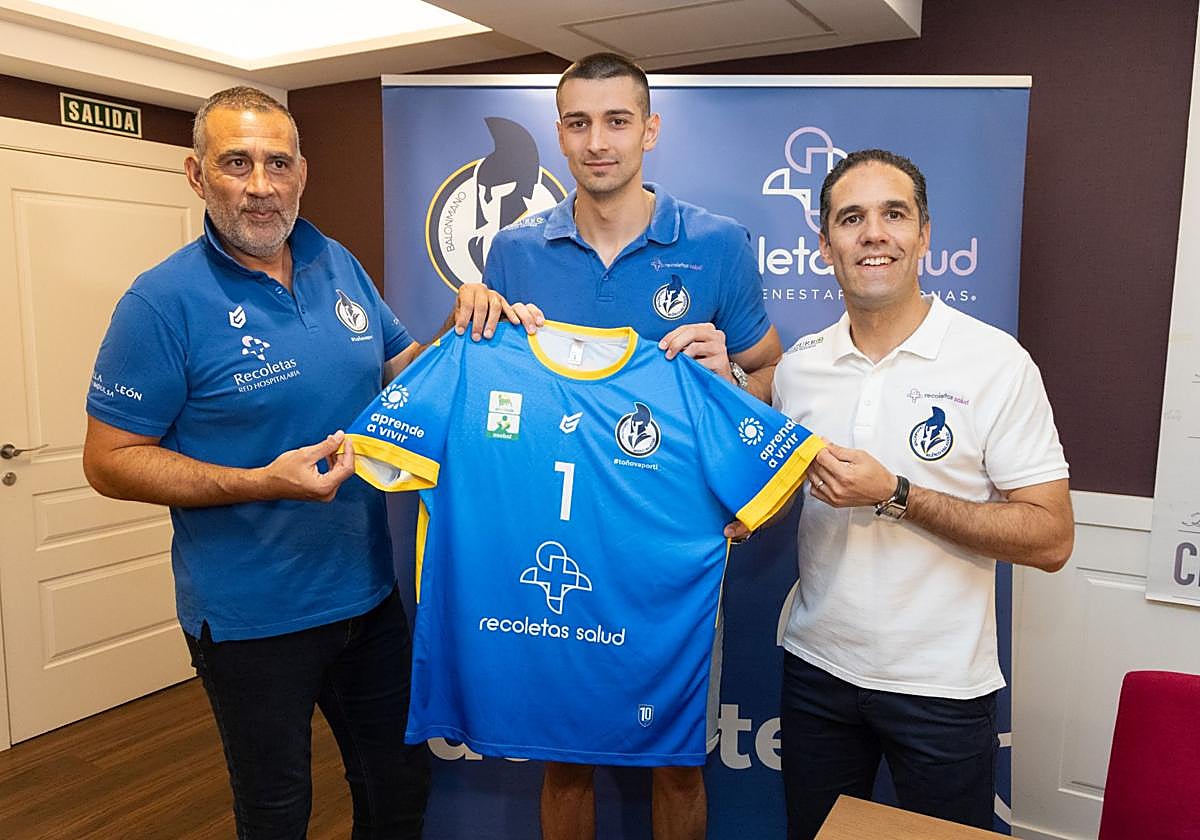 Rares Fodorean, escoltado por David Pisonero y Mario Arranz.