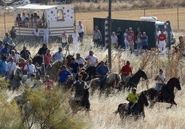 Un momento del encierro a caballo de este lunes en Íscar.