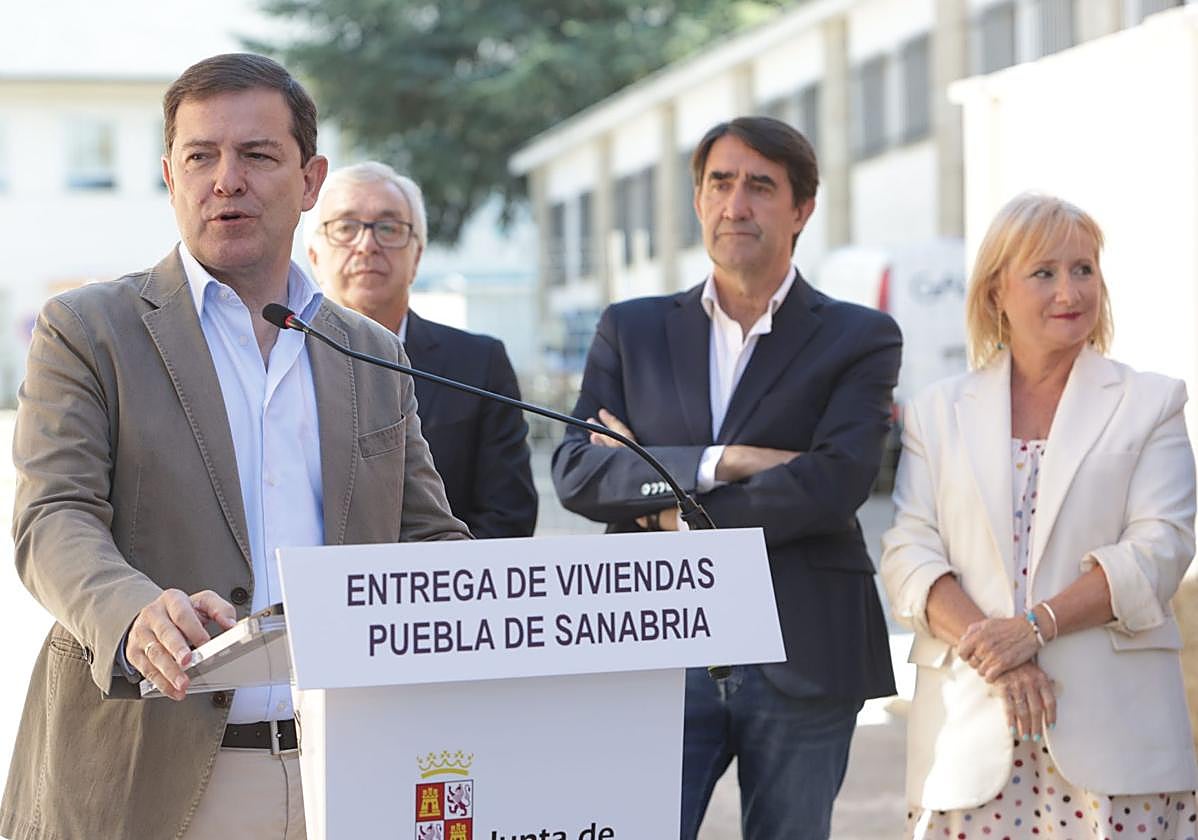 El presidente de la Junta el pasado 30 de julio en Puebla de Sanabria, en el acto de entrega de unas viviendas públicas al que le acompañó la consejera de Empleo (d).
