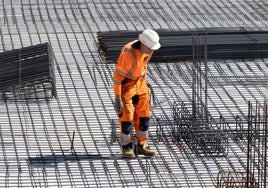 Un trabajador de la construcción en un edificio en obras en el barrio de los Cuarteles de Valladolid este julio.