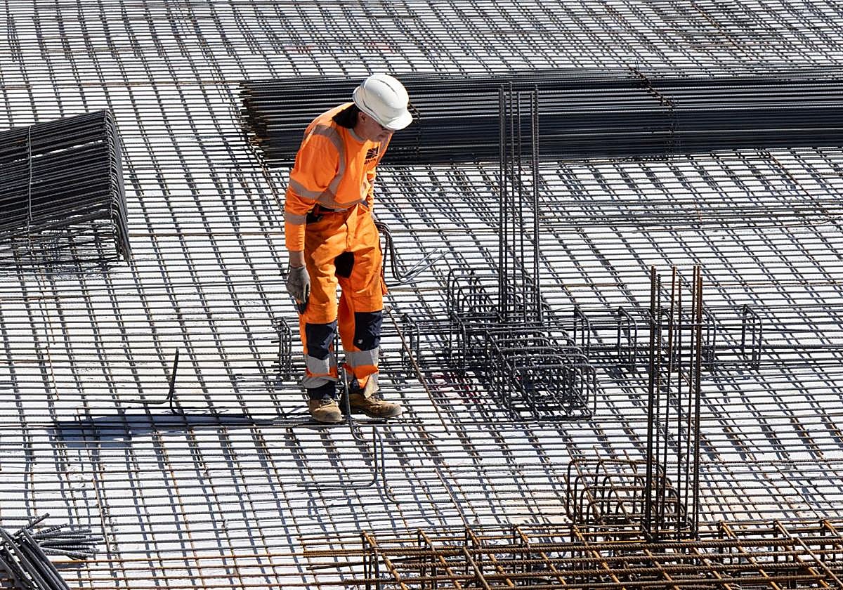 Un trabajador de la construcción en un edificio en obras en el barrio de los Cuarteles de Valladolid este julio.