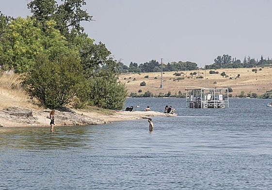 Bañistas y piragüistas en el Pontón Alto, este fin de semana.