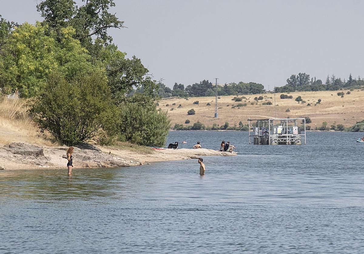 Bañistas y piragüistas en el Pontón Alto, este fin de semana.