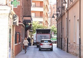 Vehículos por una calle del centro de Valladolid.