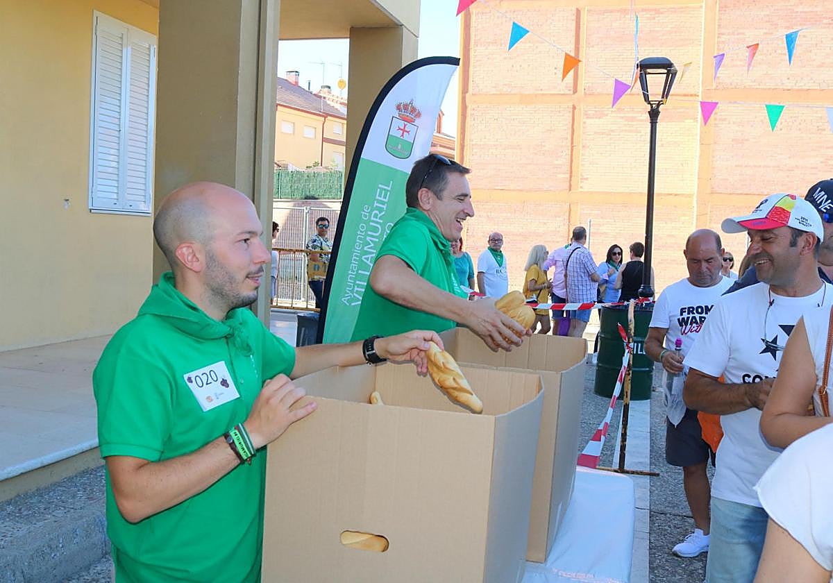 Roberto Martín, durante el reparto de pan, queso y vino el día de San Roque.