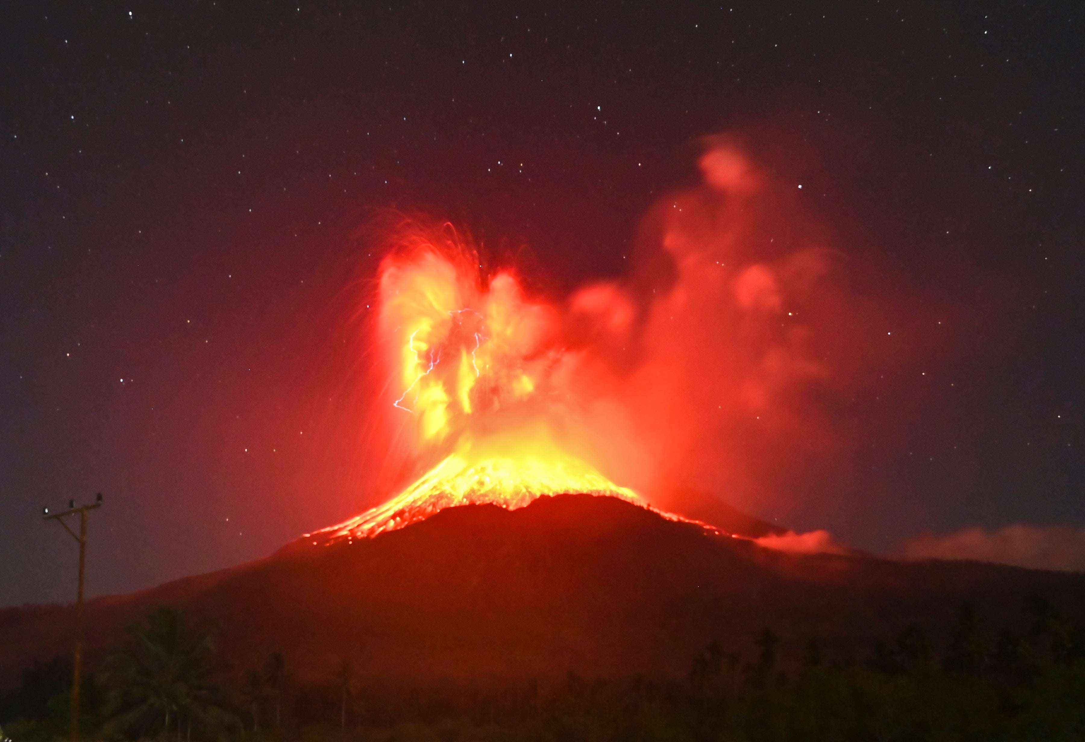 Las impresionantes imágenes de los volcanes en erupción de Rusia e Indonesia