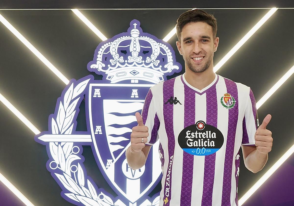 Mohamed Jaouab posa con la camiseta del Real Valladolid delante de los medios.