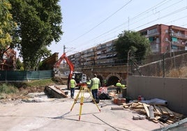 Obras en el río Esgueva para ampliar la plaforma del puente ferroviario sobre el cauce.