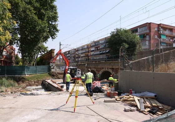 Obras en el río Esgueva para ampliar la plaforma del puente ferroviario sobre el cauce.