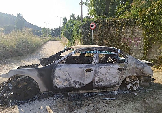 Estado en el que encontraron el BMW en un camino de la localidad de Corcos.