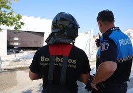 Bomberos y policías ante la casa dañada por un explosión en Medina del Campo.