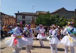 Durante la procesión, se bailaron danzas tradicionales de paloteo en honor a la Virgen