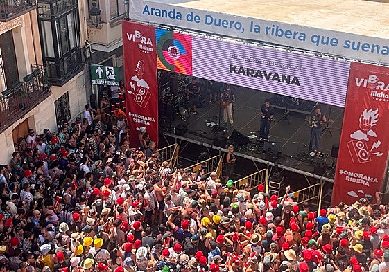 Concierto de Karavana en la plaza del Trigo en 2024.
