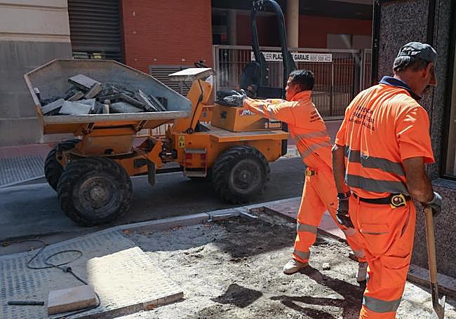 Los operarios retiran los antiguos adoquines de la calle Reyes.