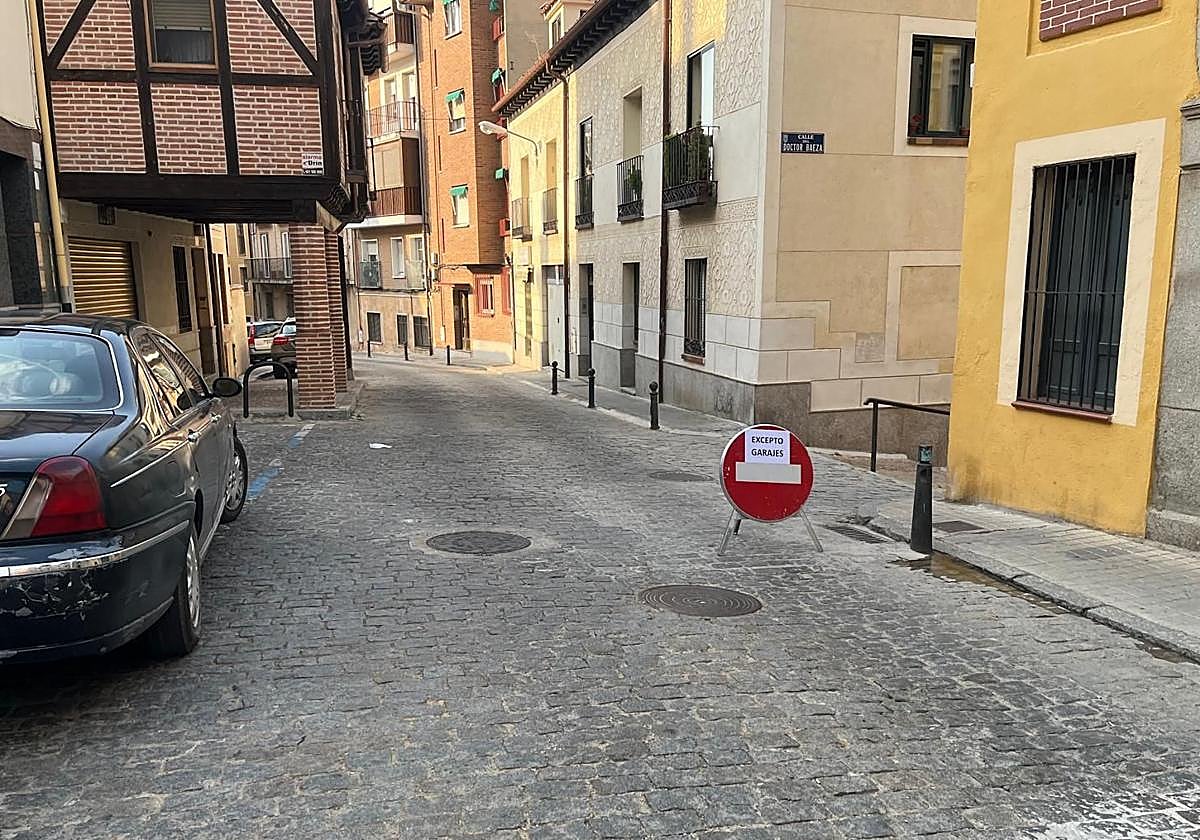 Señal de prohibido circular por el tramo de la calle La Plata afectado por la avería de agua.
